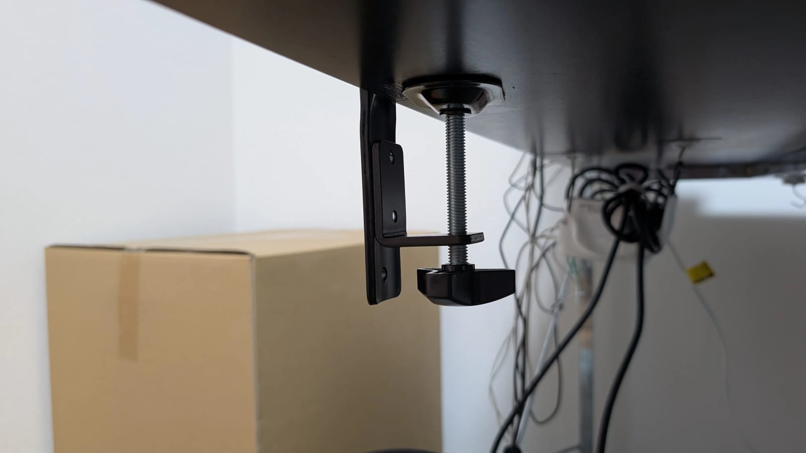 モニターアームの固定クランプ