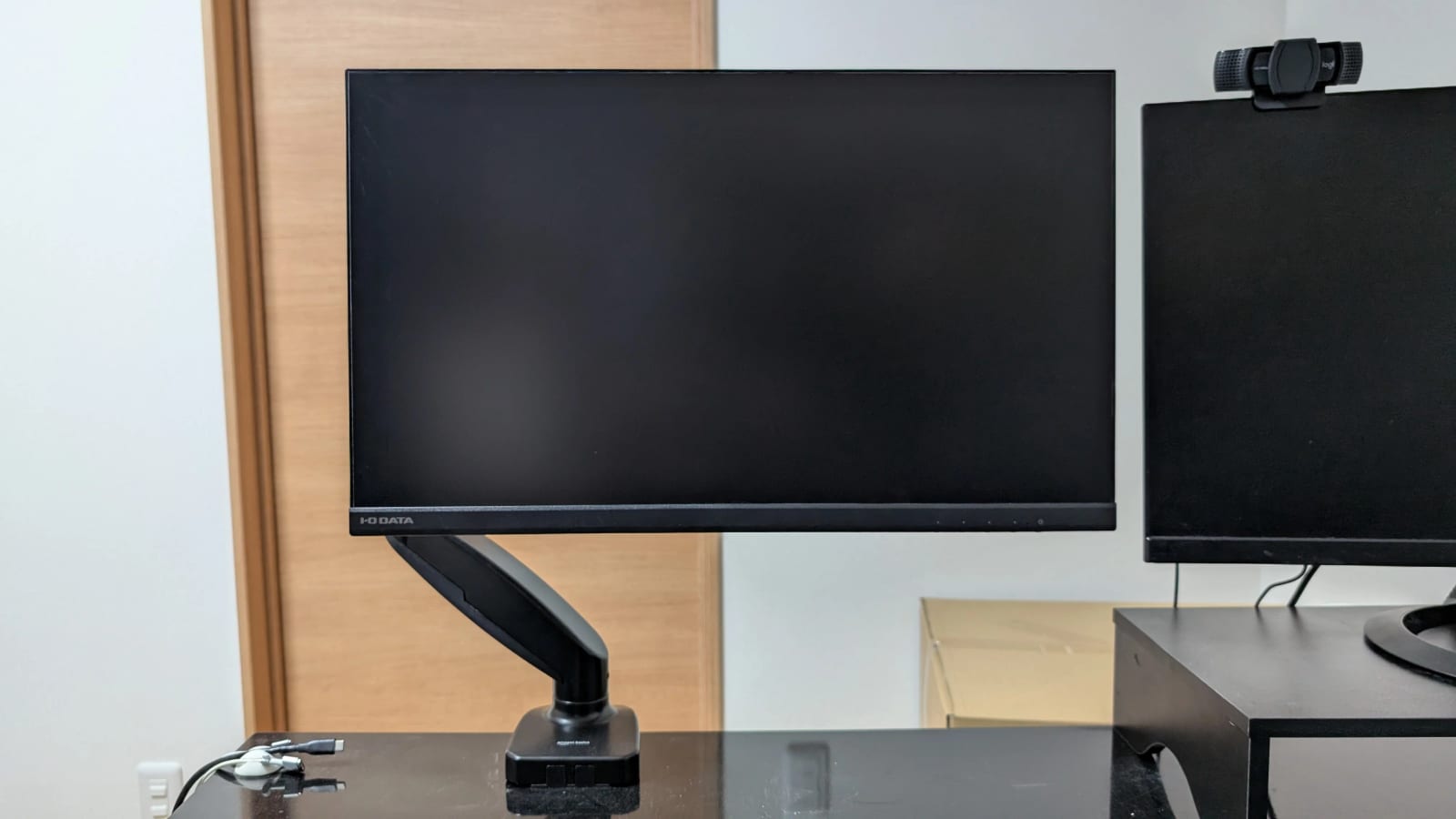 モニターアームで固定したモニター
