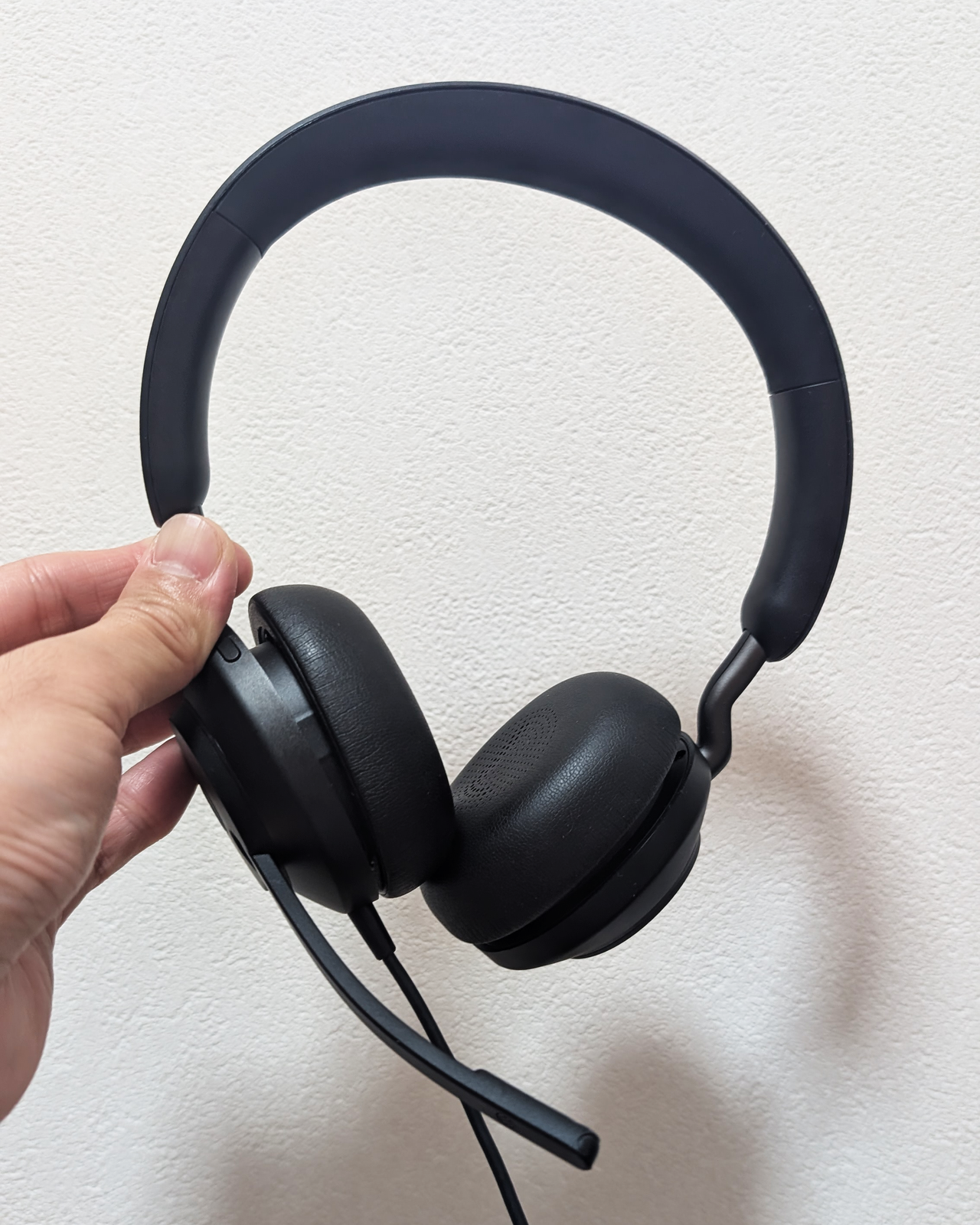 Jabra Evolve2 40 SE のブームアームを展開した状態
