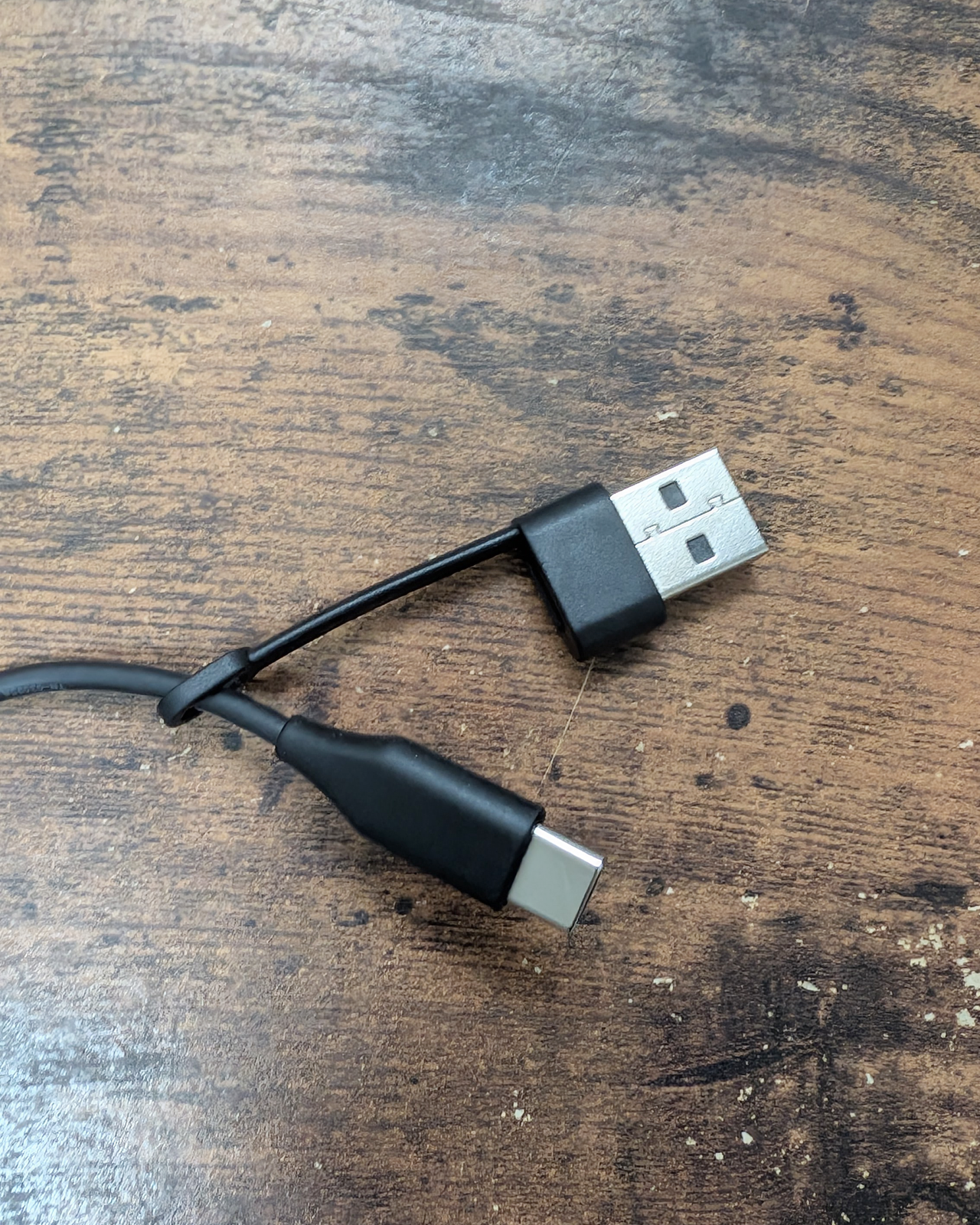 Jabra Evolve2 40 SE 付属のUSB-CケーブルとUSB-A変換アダプター
