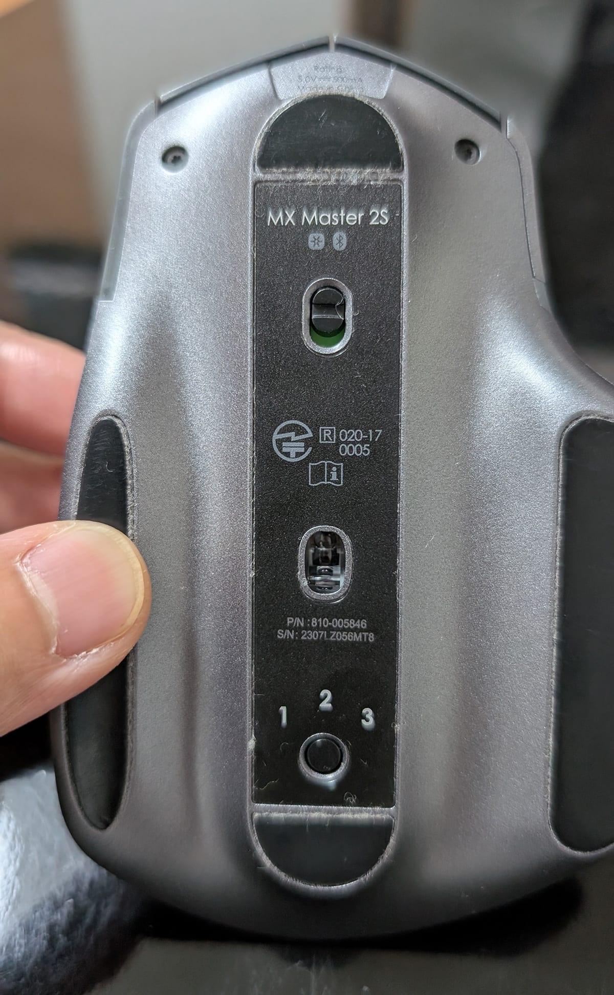 ロジクール MX Master 2S 底面にある接続切り替えボタン