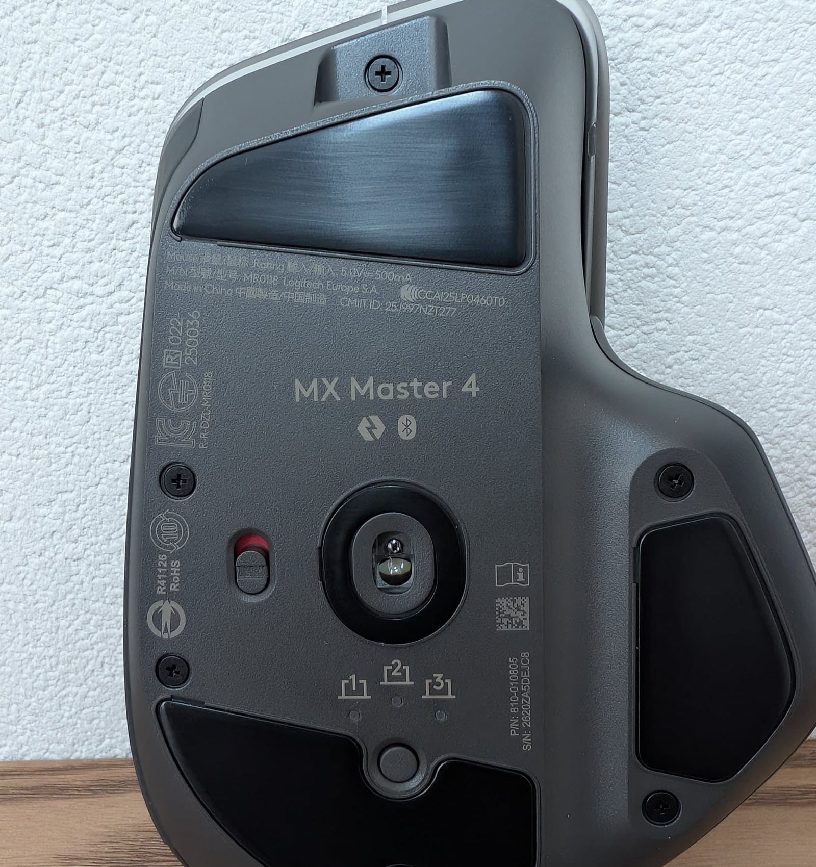 MX Master 4 の底面。電源スイッチと接続切り替えボタン