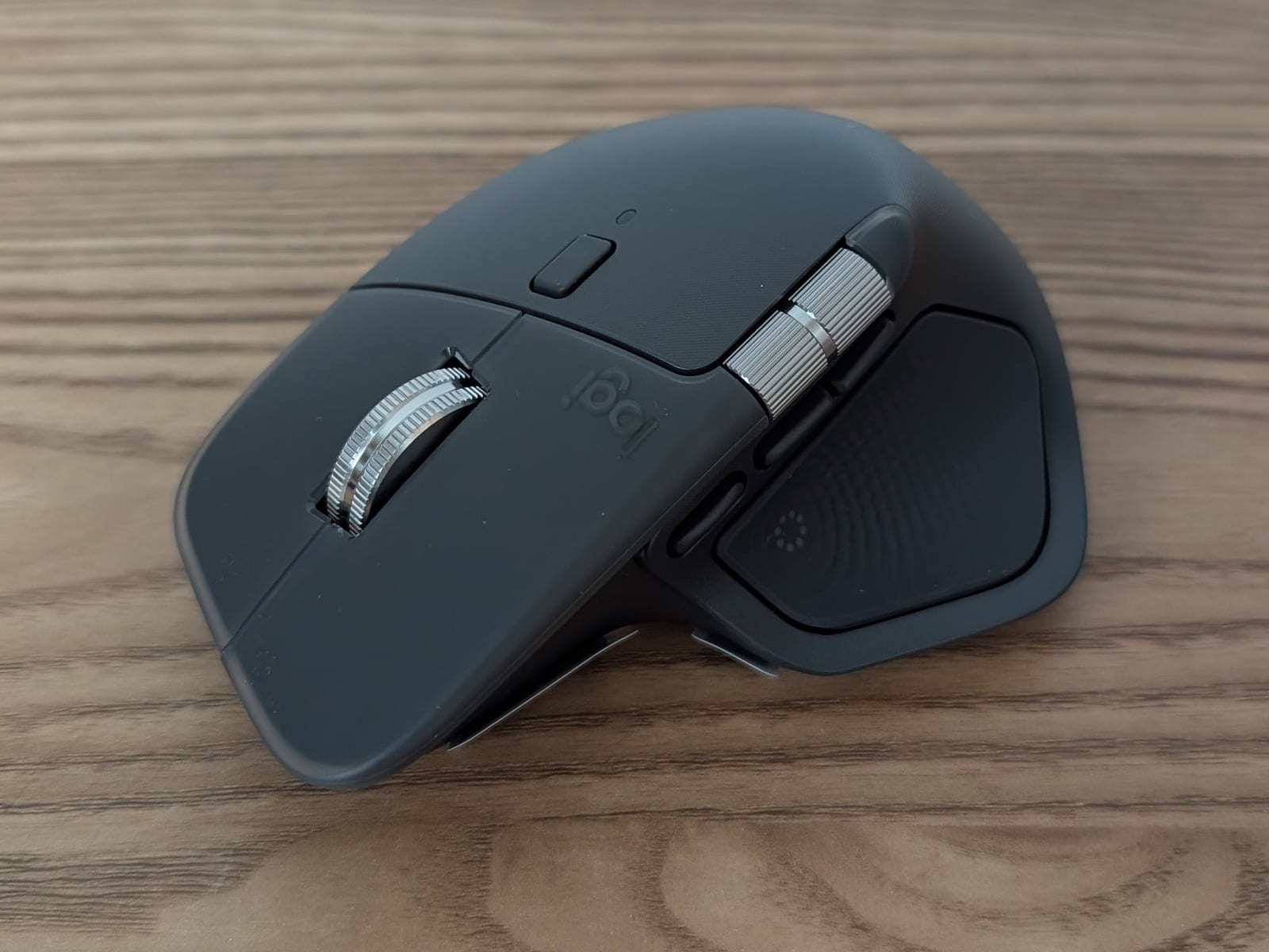 MX Master 4 を斜め前から見たところ