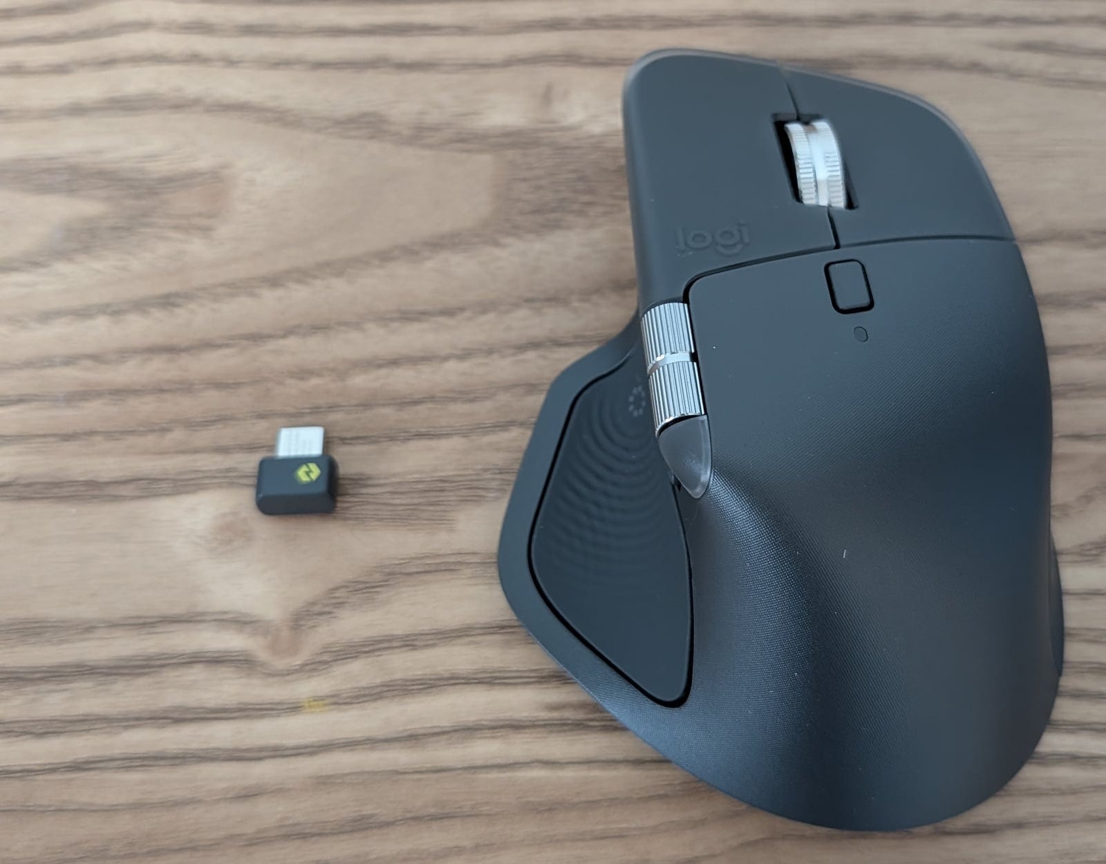 MX Master 4 本体と Logi Bolt USB-C レシーバー