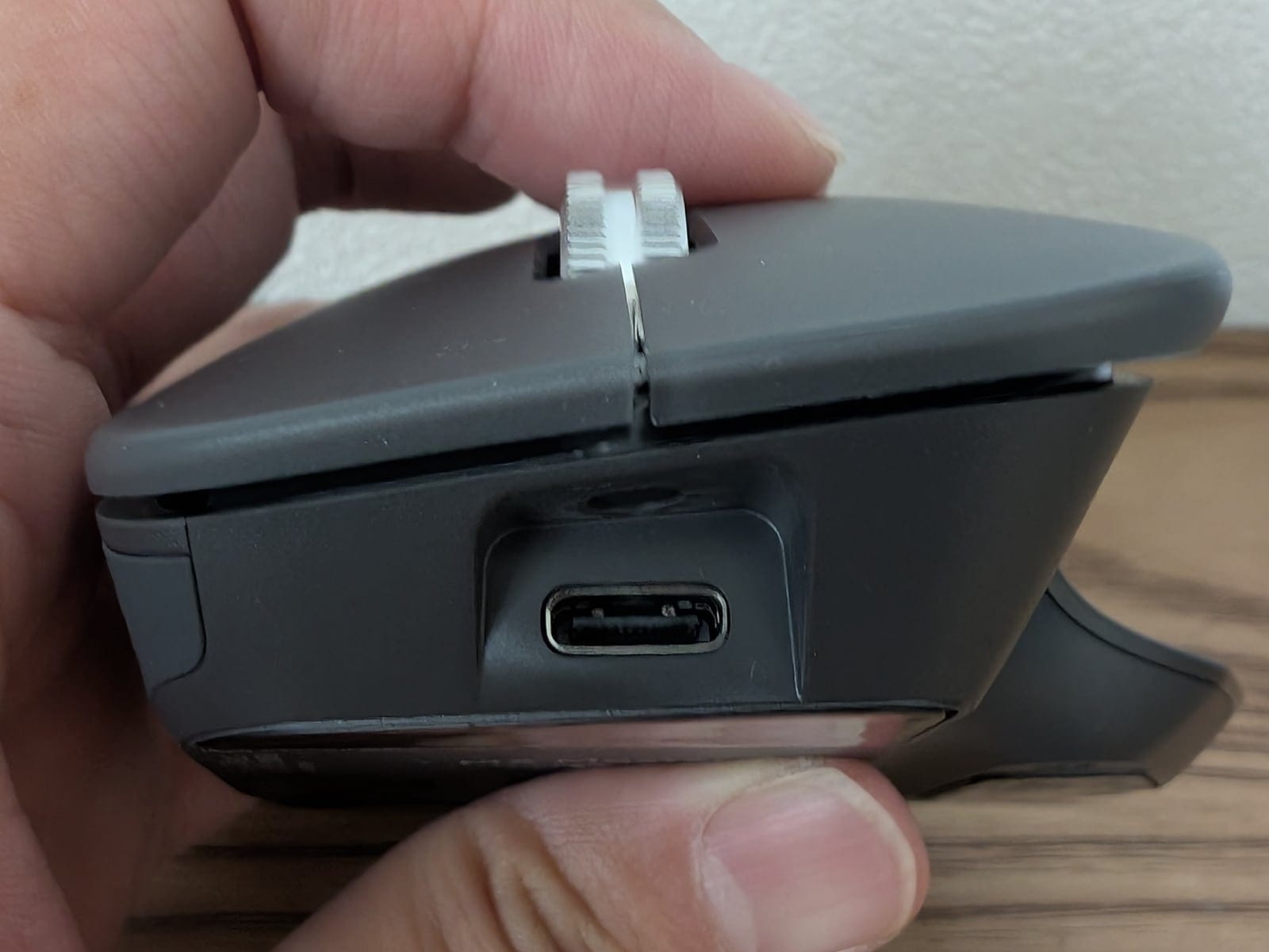 MX Master 4 前面の USB-C 充電端子