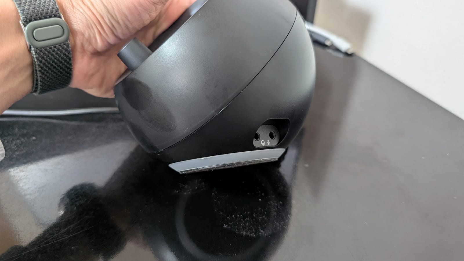 Pebble Pro を手に持ったサイズ感